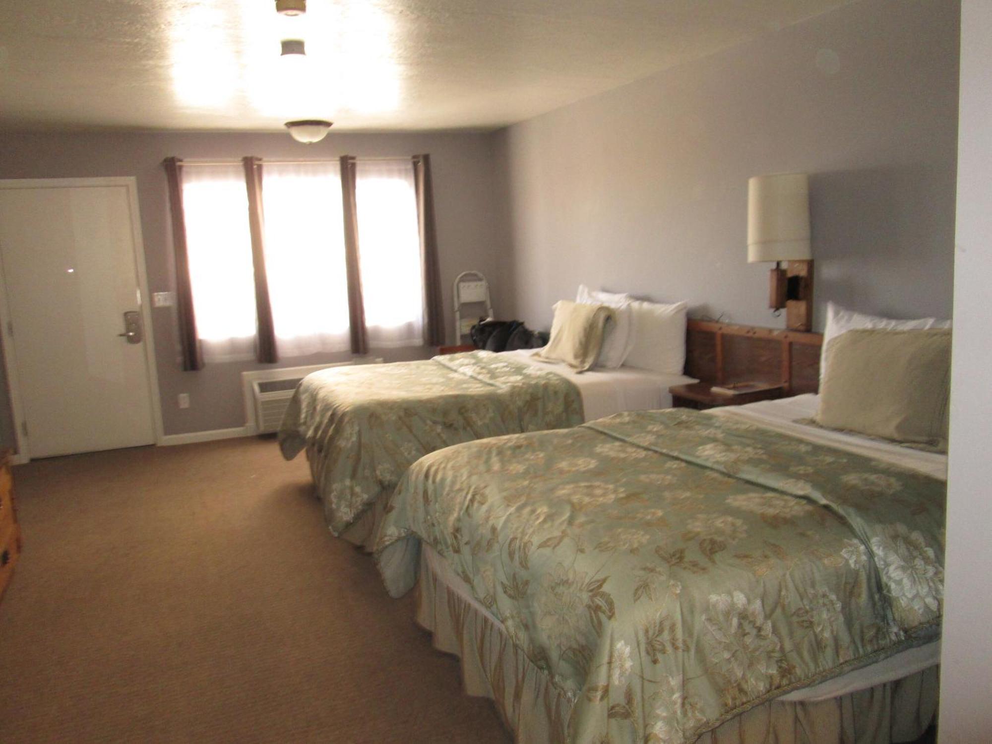 Jim Butler Inn & Suites Тонопа Номер фото